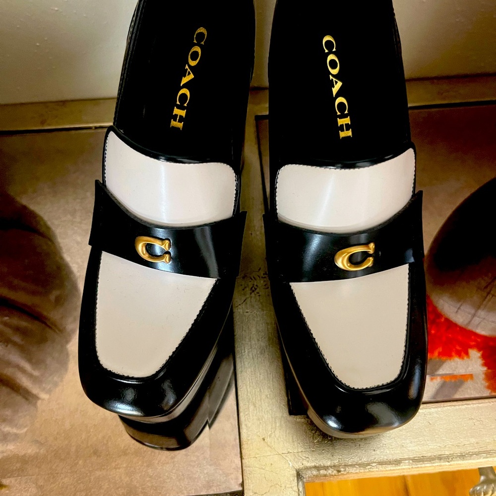 Beautiful prestine, classic coach loafer worn once